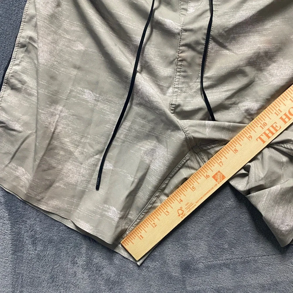 Vuori Cruise Boardshorts Mens 34 Grey White Print Performance Swim Trunks V311